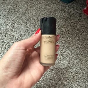 MAC
Studio Radiance Serum Powered Foundation